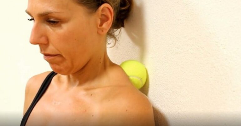 Stavite tenisku lopticu iza vrata i uklonite bolove u leđima i vratu