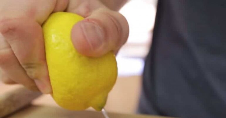 Iscedite limun bez sečenja! SUPER TRIK!