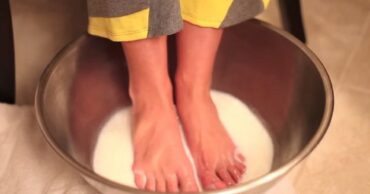 Stavila je noge u posudu sa mlekom – fantastičan rezultat!