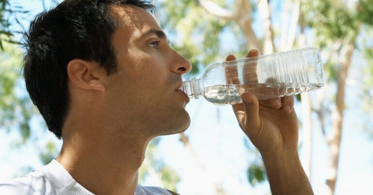 Jedan momak je odlučio da pije 5 litara vode dnevno 30 dana! Rezultati su neverovatni!