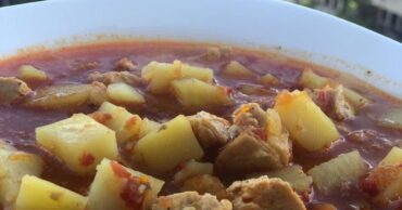 PILEĆI KROMPIR PAPRIKAŠ – FENOMENALAN I LAGAN RECEPT ZA GUST PAPRIKAŠ BEZ BRAŠNA