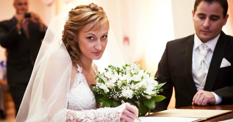 OTKRIVAMO: Da li žena treba da uzme muževljevo prezime?