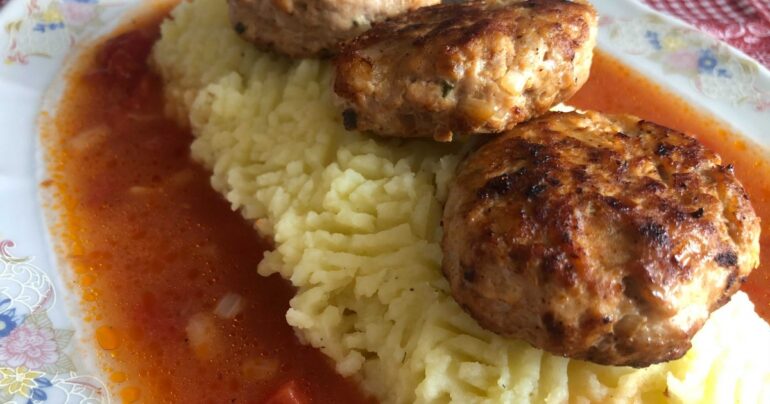 Kod mame na ručku – Ćufte u paradajz sosu i pire krompir