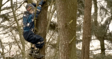 U ovom Danskom vrtiću deca trče po snegu i blatu, i to po minusu! Penju se po drveću, koriste noževe.. i to je njima OK. (VIDEO)