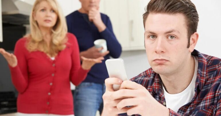 Imaju preko 40 godina a i dalje žive kod mame i tate. Da li je to normalno?