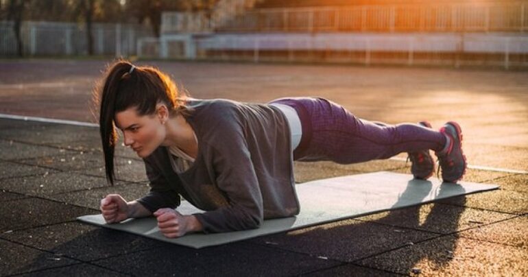 Plank uključuje SVE mišiće i fantastično oblikuje telo – samo par minuta dnevno