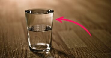 Zašto treba ostavljati čašu vode pored kreveta noću? Korisno za vaše telo!