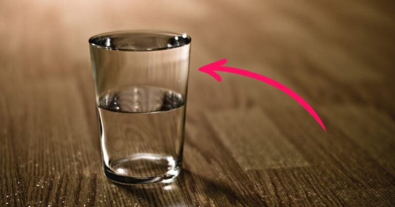 Zašto treba ostavljati čašu vode pored kreveta noću? Korisno za vaše telo!